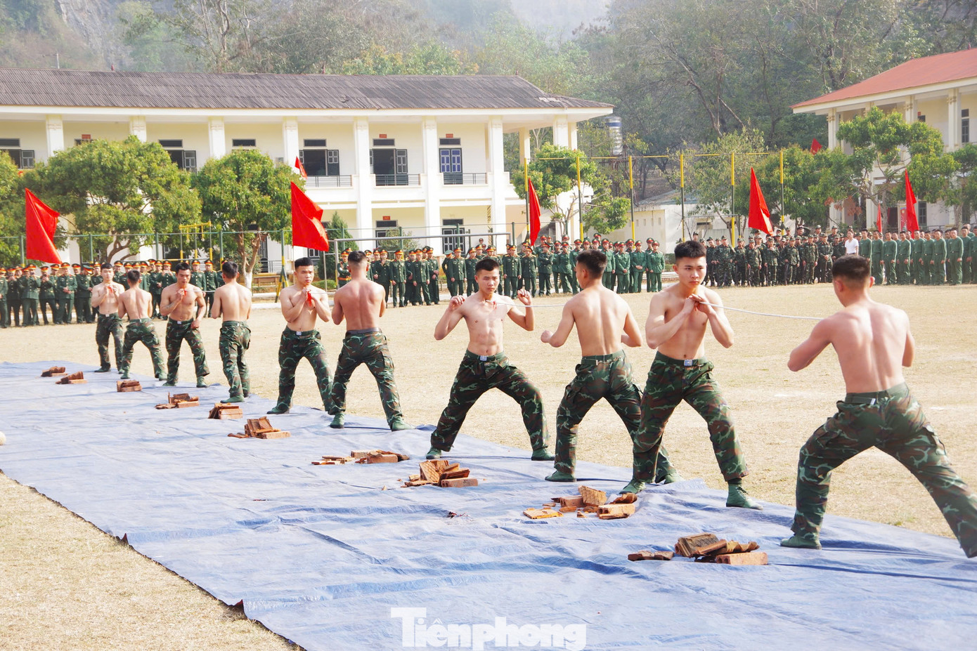 Các tiết mục võ thuật được lực lượng vũ trang tỉnh Sơn La thực hiện tại lễ ra quân huấn luyện. Các tiết mục võ thuật được lực lượng vũ trang tỉnh Sơn La thực hiện tại lễ ra quân huấn luyện.