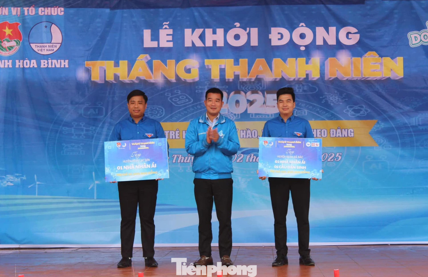 Lãnh đạo Tỉnh Đoàn Hòa Bình đã trao tặng nhà Nhân ái, nhà Hạnh phúc cho các địa phương.