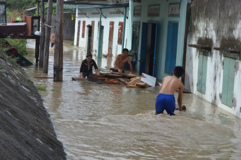 Đồ đạc theo con nước mà trôi. Ảnh Việt Hương