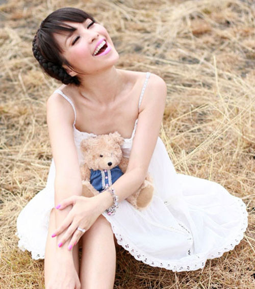 Hiền Thục Hoa hậu Ngọc Hân. "Nữ hoàng nội y" Ngọc Trinh Ca sĩ Phương Linh Hot girl Chi Pu Trúc Diễm Yến Trang Hot girl Kelly "Công chúa bong bóng" Bảo Thy Elly Trần Kim Hiền Trương Ngọc Ánh Hot girl Midu Dương Yến Ngọc Hồ Ngọc Hà Siêu mẫu Trang Trần Hot girl Huyền Lizze Jenifer Phạm "Bà mẹ nhí" Phương Trinh. Bảo Trân