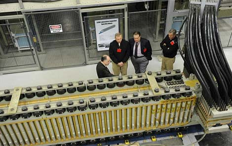 Thay vì dựa vào một chất nổ đẩy như thuốc súng, siêu súng dùng sự bùng nổ năng lượng điện để bắn đạn. Ảnh: Daily Mail