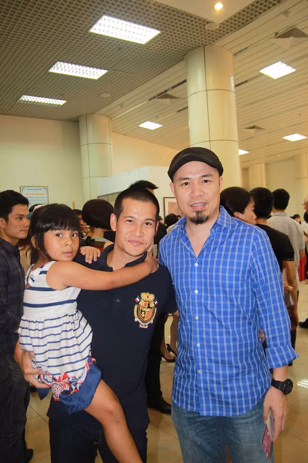 Nhạc sĩ Huy Tuấn (phải), Đạo diễn Việt Tú tham gia đêm nhạc thiện nguyện. Nhạc sĩ Huy Tuấn- đạo diễn Việt Tú tham gia đêm nhạc thiện nguyện