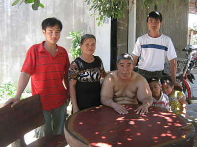 Ông Hương cùng vợ và con cháu