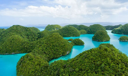 Từ trên cao, quần đảo này như một rừng nấm được ôm trọn bởi các hồ nước xanh lam, bao bọc là những rặng san hô