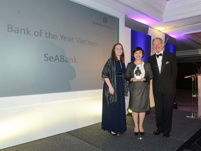 Bà Lê Thu Thủy (giữa) - Phó Chủ tịch Thường trực HĐQT SeABank nhận giải thưởng Bank of The Year tại London