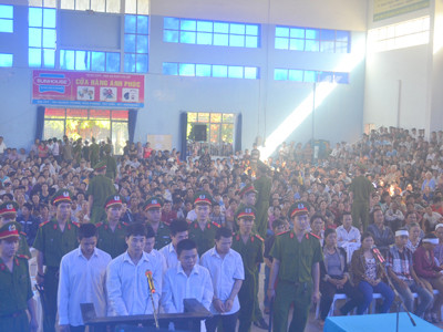 Phiên tòa có sốn người tham dự đông nhất tại huyện Tây Sơn từ trước tới nay. ảnh VH. Phiên tòa có sốn người tham dự đông nhất tại huyện Tây Sơn từ trước tới nay. ảnh VH