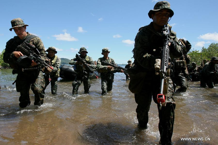 Philippines quyết định đưa tranh chấp với Trung Quốc ra tòa quốc tế, đồng thời siết chặt quan hệ đồng minh với Mỹ.