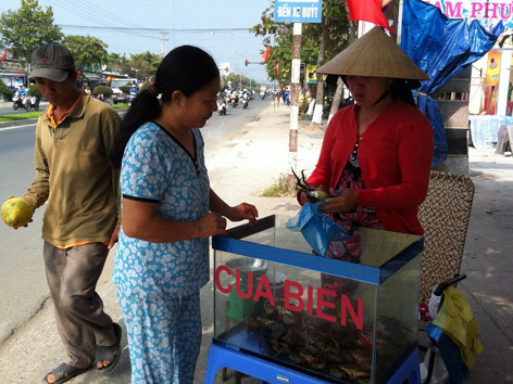 Chị Dân (phải) đang bán cua cho khách