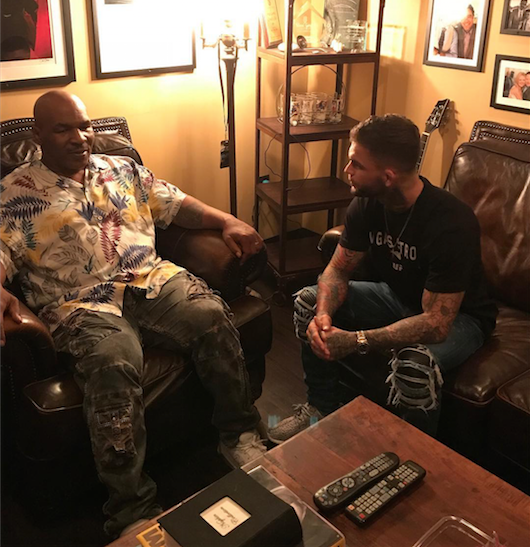 Mike Tyson làm 'quân sư' cho nhà vô địch UFC trước đại chiến ảnh 1