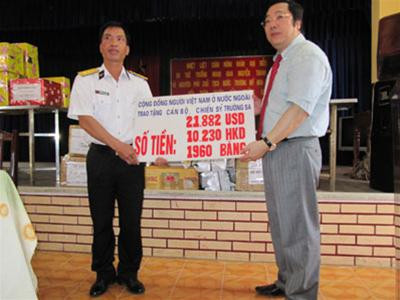 Thứ trưởng Nguyễn Thanh Sơn trao quà tặng của kiều bào cho các cán bộ, chiến sỹ Trường Sa. Ảnh: L.A Thứ trưởng Nguyễn Thanh Sơn trao quà tặng của kiều bào cho các cán bộ, chiến sỹ Trường Sa. Ảnh: L.A