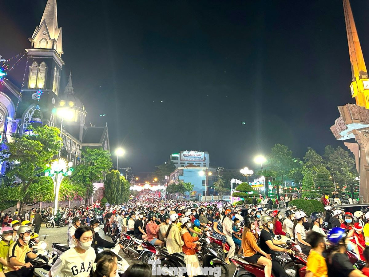 Dòng người chôn chân khu vực vòng xoay ngã sáu Bình Dương.