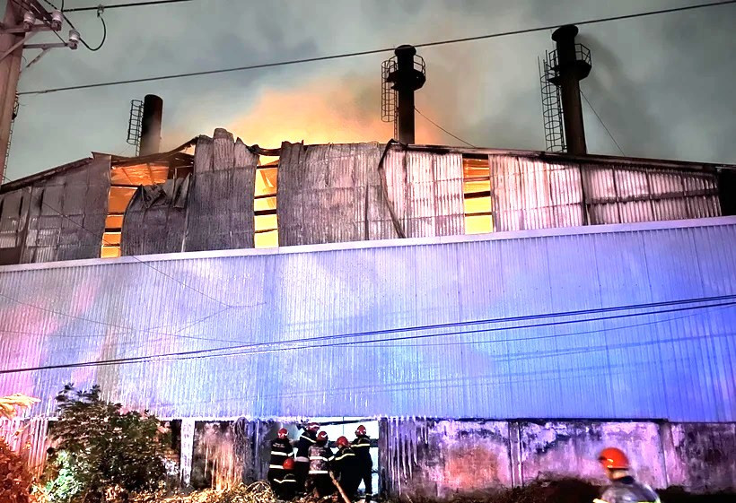 Lực lượng chức năng nỗ lực khống chế ngọn lửa.