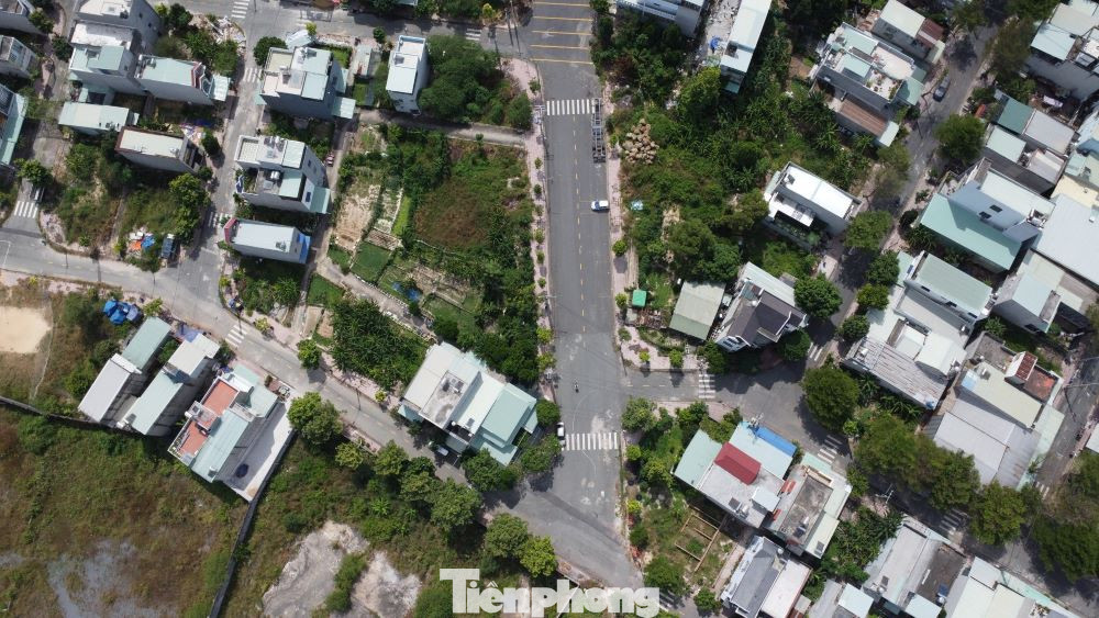 Theo đó, dự án Khu nhà ở Đất Mới phải đầu tư xây dựng cơ sở hạ tầng hoàn thiện và xây dựng nhà ở để bán, nhưng công ty này đã chuyển nhượng hết (480/480) đất nền cho người dân để người dân tự xây dựng nhà ở.