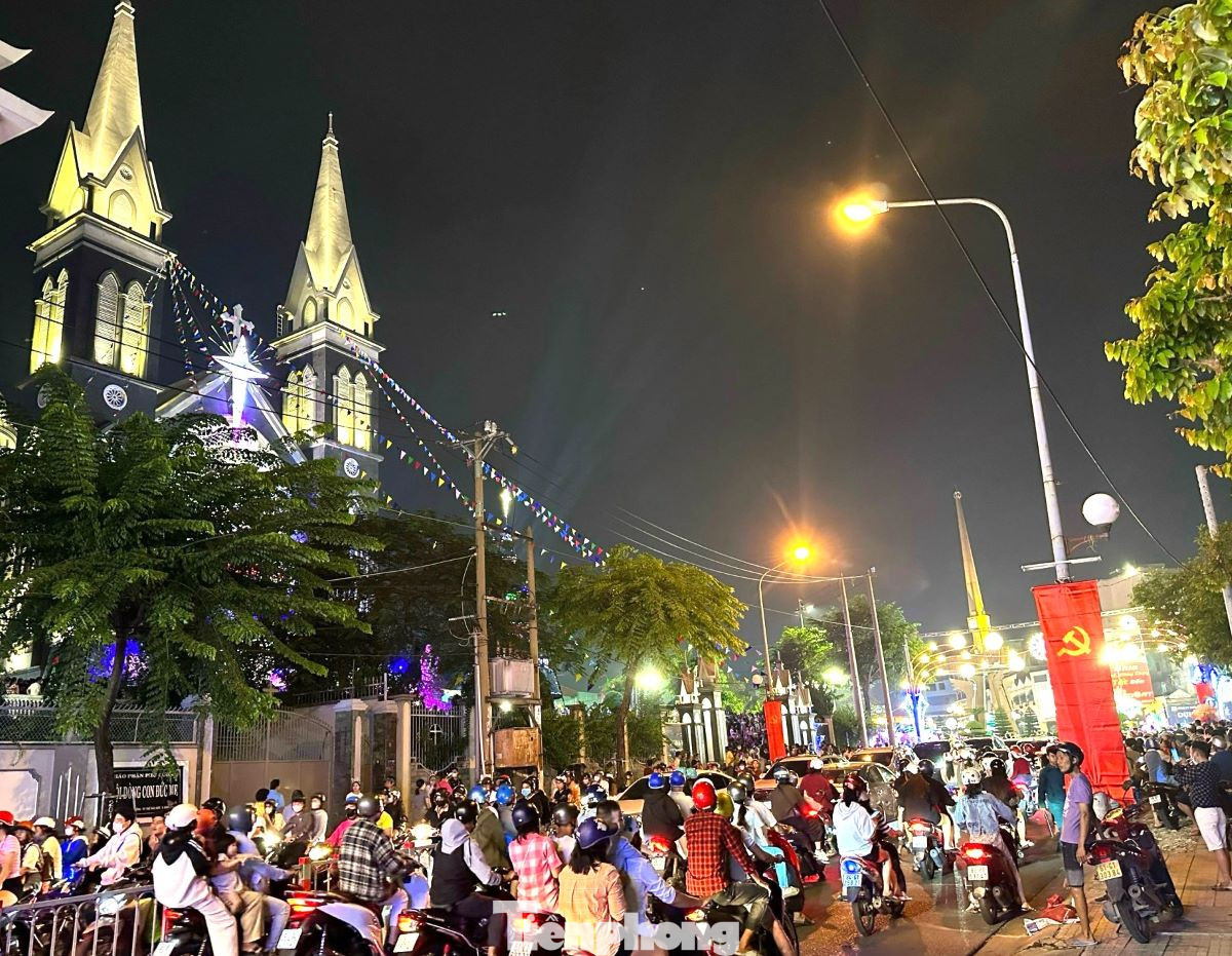 Dòng người chôn chân tại khu vực ngã sáu, trung tâm thành phố Thủ Dầu Một.