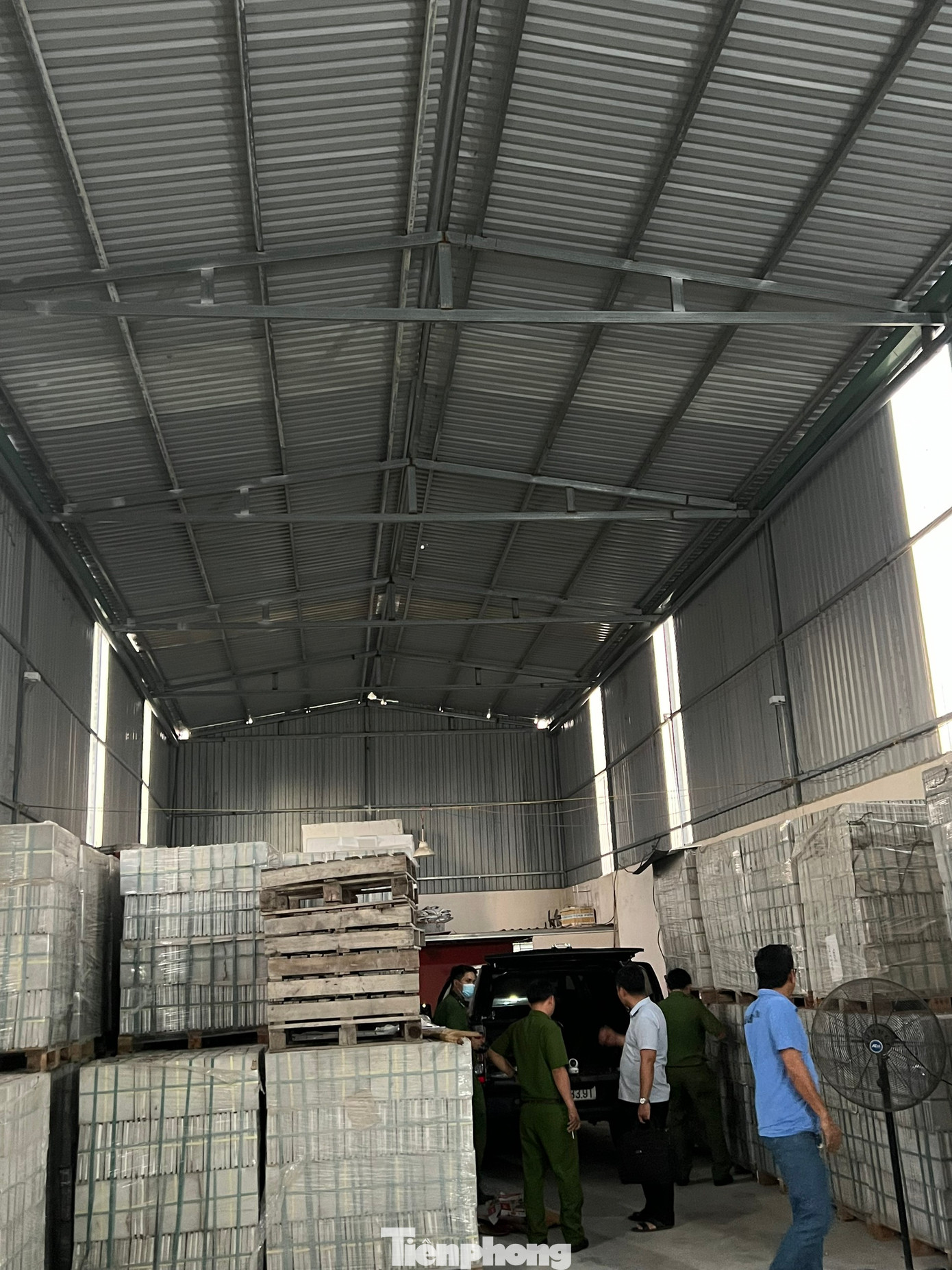 Nạn nhân bị trói tay, nhốt trong ô tô để ở nhà xưởng. Cảnh sát có mặt kịp thời và giải cứu nạn nhân an toàn.