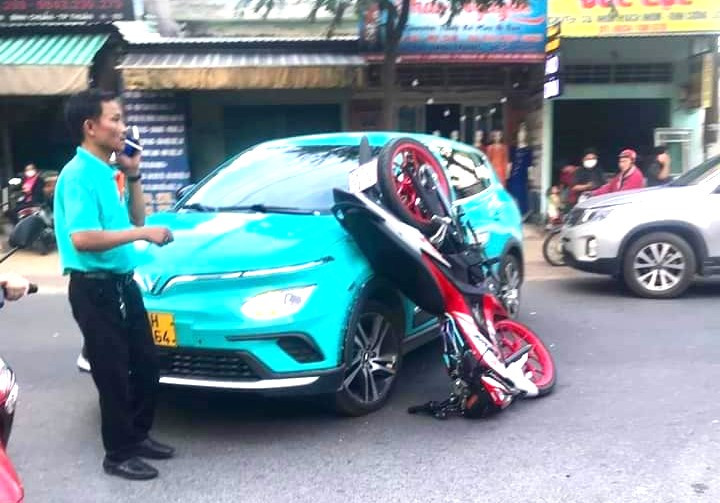 Chiếc xe máy nhào lộn khi tông vào ô tô điện. Chiếc xe máy nhào lộn khi tông vào ô tô điện.