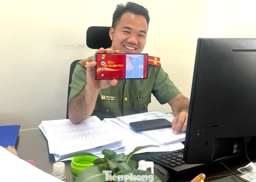 Tuổi trẻ công an Bình Phước cài đặt bản đồ Việt Nam trên hình nền điện thoại. Tuổi trẻ công an Bình Phước cài đặt bản đồ Việt Nam trên hình nền điện thoại.