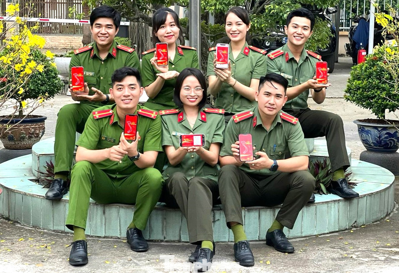 Tuổi trẻ công an thành phố Dĩ An (Bình Dương) hưởng ứng cuộc vận động "Tự hào một dải non sông". Tuổi trẻ công an thành phố Dĩ An (Bình Dương) hưởng ứng cuộc vận động "Tự hào một dải non sông".