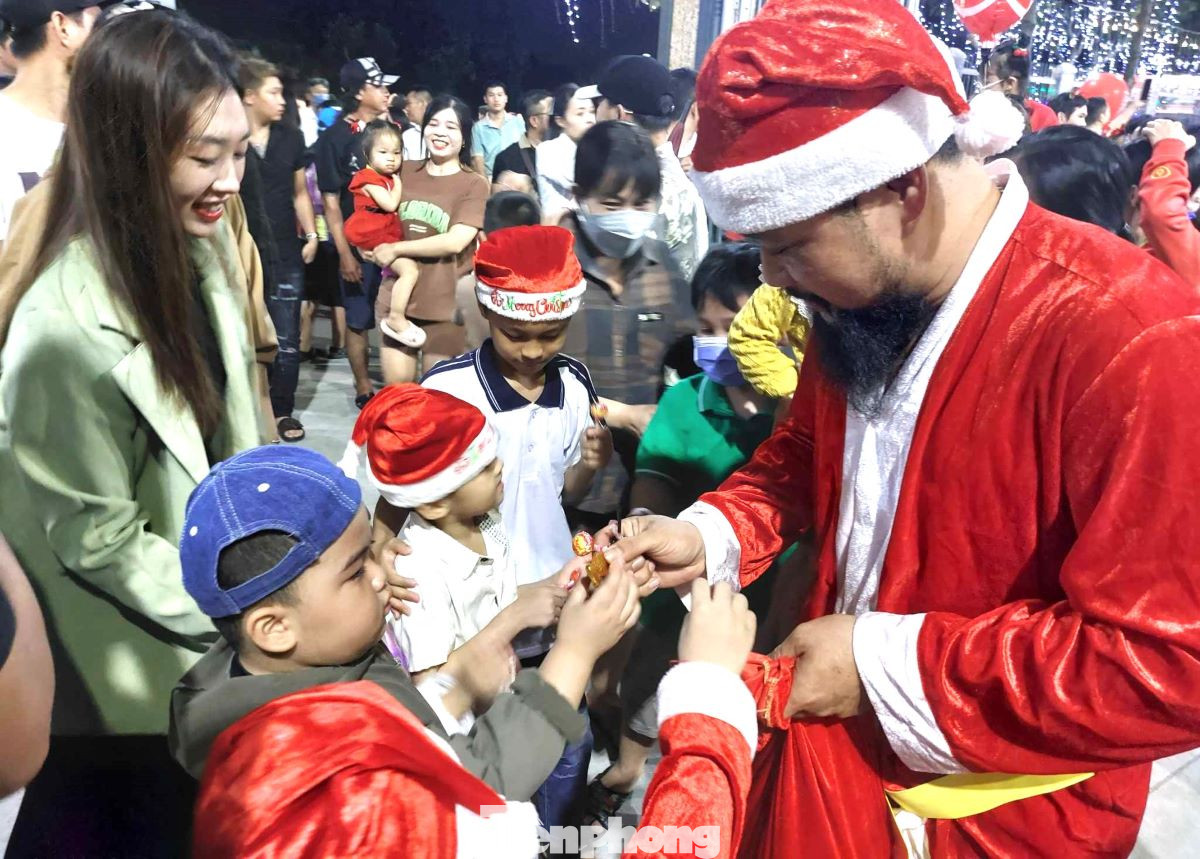 Ông già Noel phát kẹo cho thiếu nhi.