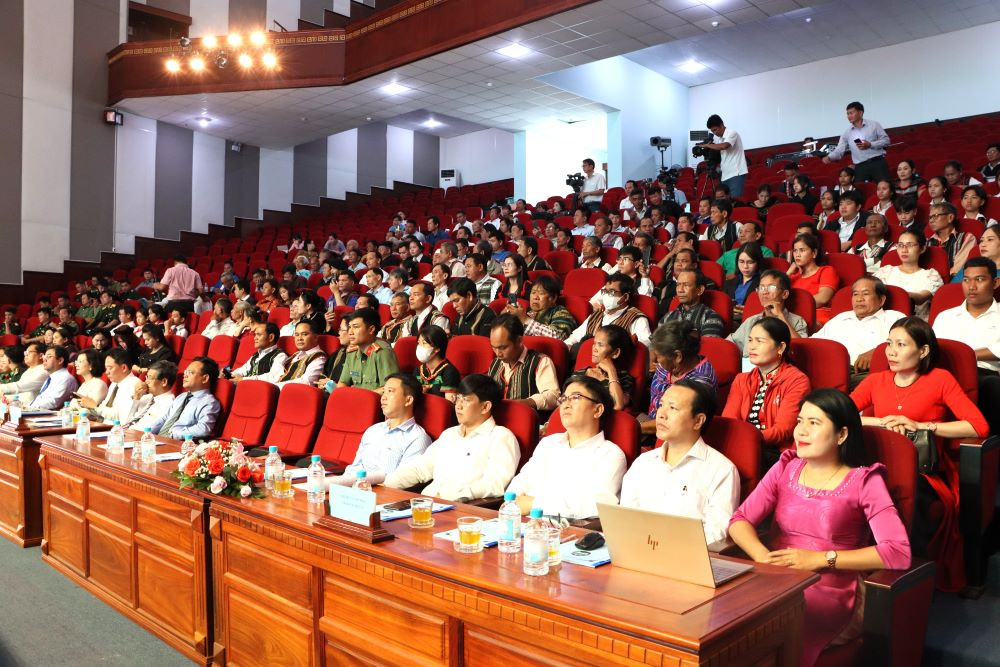 Các đại biểu tham dự lễ biểu dương 300 gương điển hình tiên tiến trong vùng đồng bào dân tộc thiểu số và miền núi. Các đại biểu tham dự lễ biểu dương 300 gương điển hình tiên tiến trong vùng đồng bào dân tộc thiểu số và miền núi.