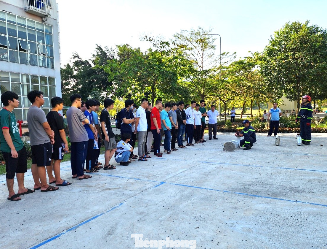 Ban tổ chức đã bố trí giả định một tòa nhà kí túc xá có 10 tầng ở khu A, Đại học Quốc gia TPHCM gặp sự cố hỏa hoạn để các em sinh viên thoát nạn từ lầu cao xuống đất an toàn. Có gần 900 em sinh viên tham gia chương trình trải nghiệm thực tế này. Ban tổ chức đã bố trí giả định một tòa nhà kí túc xá có 10 tầng ở khu A, Đại học Quốc gia TPHCM gặp sự cố hỏa hoạn để các em sinh viên thoát nạn từ lầu cao xuống đất an toàn. Có gần 900 em sinh viên tham gia chương trình trải nghiệm thực tế này.