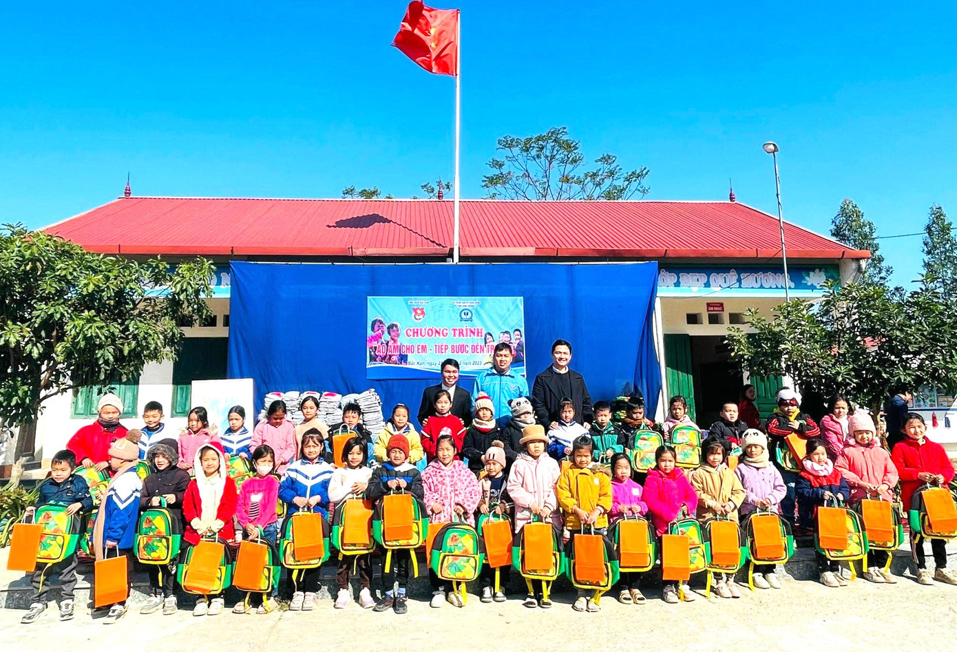 Anh Trương Chấn Sang - Chủ nhiệm CLB tiếng Anh vì cộng đồng tỉnh Bình Dương cho biết, tại Bắc Kạn, CLB cùng Trung tâm ngoại ngữ Big Tree Land Hà Nội đã trao tặng 100 áo ấm, 200 balo, 1 tủ sách thư viện 250 cuốn, 50 phần quà là nhu yếu phẩm, 500 phần quà là voucher học tiếng Anh online miễn phí 1 năm của trung tâm ngoại ngữ Big Tree Land Hà Nội. Anh Trương Chấn Sang - Chủ nhiệm CLB tiếng Anh vì cộng đồng tỉnh Bình Dương cho biết, tại Bắc Kạn, CLB cùng Trung tâm ngoại ngữ Big Tree Land Hà Nội đã trao tặng 100 áo ấm, 200 balo, 1 tủ sách thư viện 250 cuốn, 50 phần quà là nhu yếu phẩm, 500 phần quà là voucher học tiếng Anh online miễn phí 1 năm của trung tâm ngoại ngữ Big Tree Land Hà Nội.