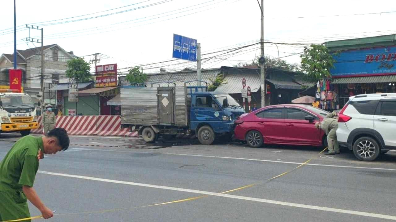 Lực lượng chức năng khám nghiệm hiện trường. Lực lượng chức năng khám nghiệm hiện trường.