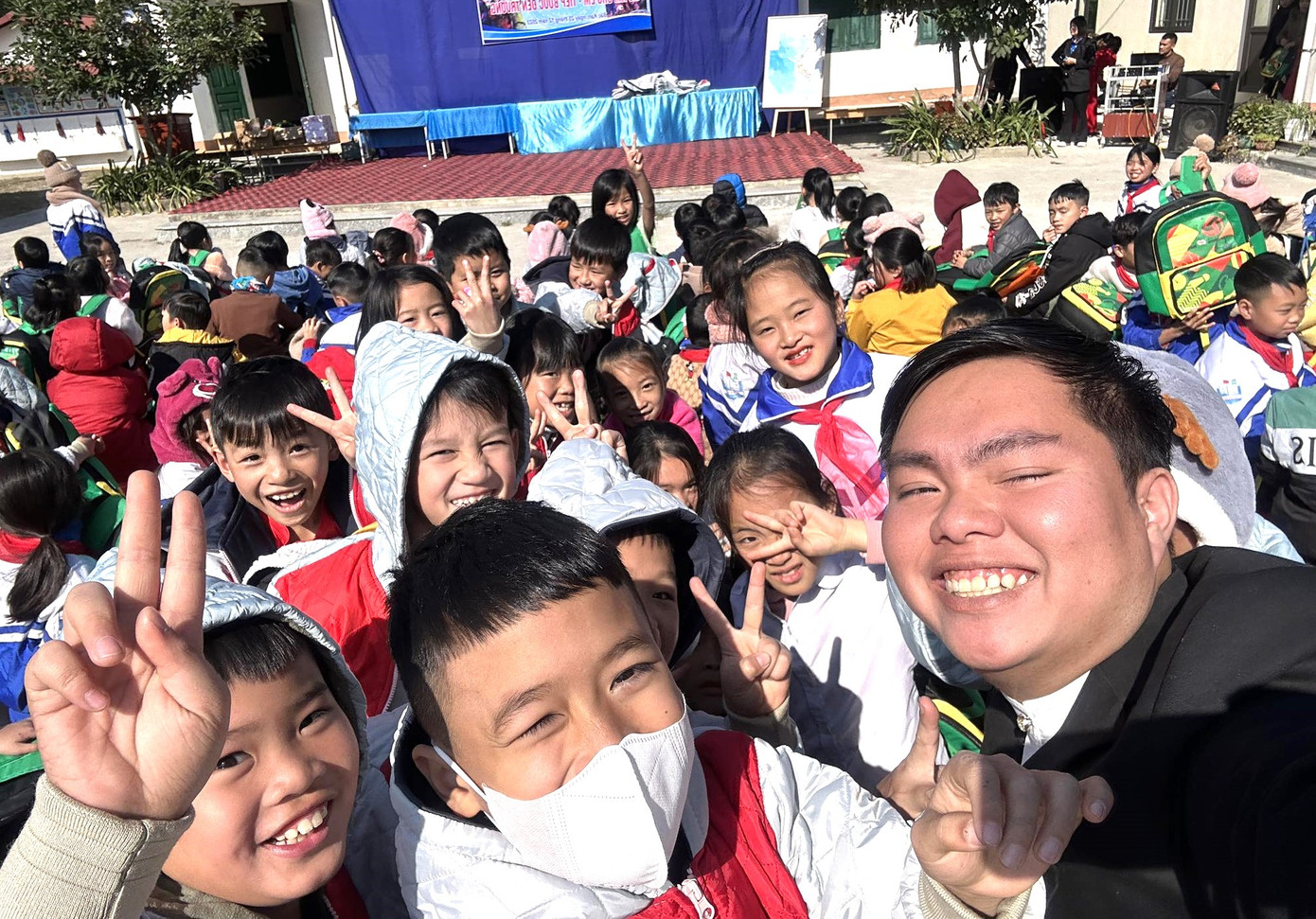 Anh Trương Chấn Sang - Chủ nhiệm CLB tiếng Anh vì cộng đồng tỉnh Bình Dương cho biết, thông qua các hoạt động trên, nhằm chăm lo và động viên tinh thần cho các em thiếu nhi và Đội viên ở vùng cao, giúp các em vững bước trên con đường theo đuổi tri thức. Anh Trương Chấn Sang - Chủ nhiệm CLB tiếng Anh vì cộng đồng tỉnh Bình Dương cho biết, thông qua các hoạt động trên, nhằm chăm lo và động viên tinh thần cho các em thiếu nhi và Đội viên ở vùng cao, giúp các em vững bước trên con đường theo đuổi tri thức.