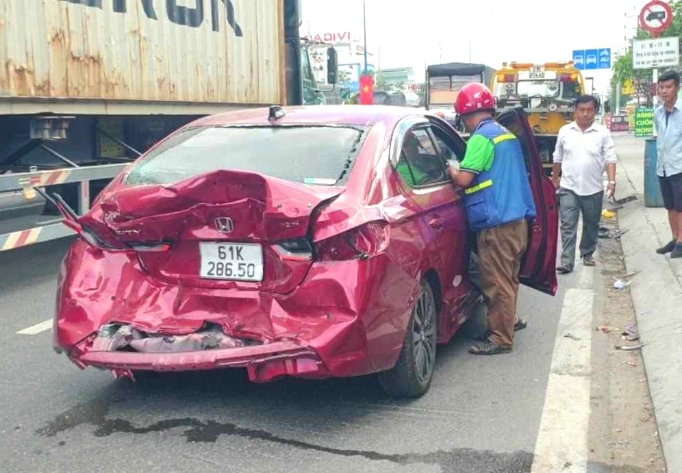 Ô tô 5 chỗ hư hỏng nặng. Ô tô 5 chỗ hư hỏng nặng.