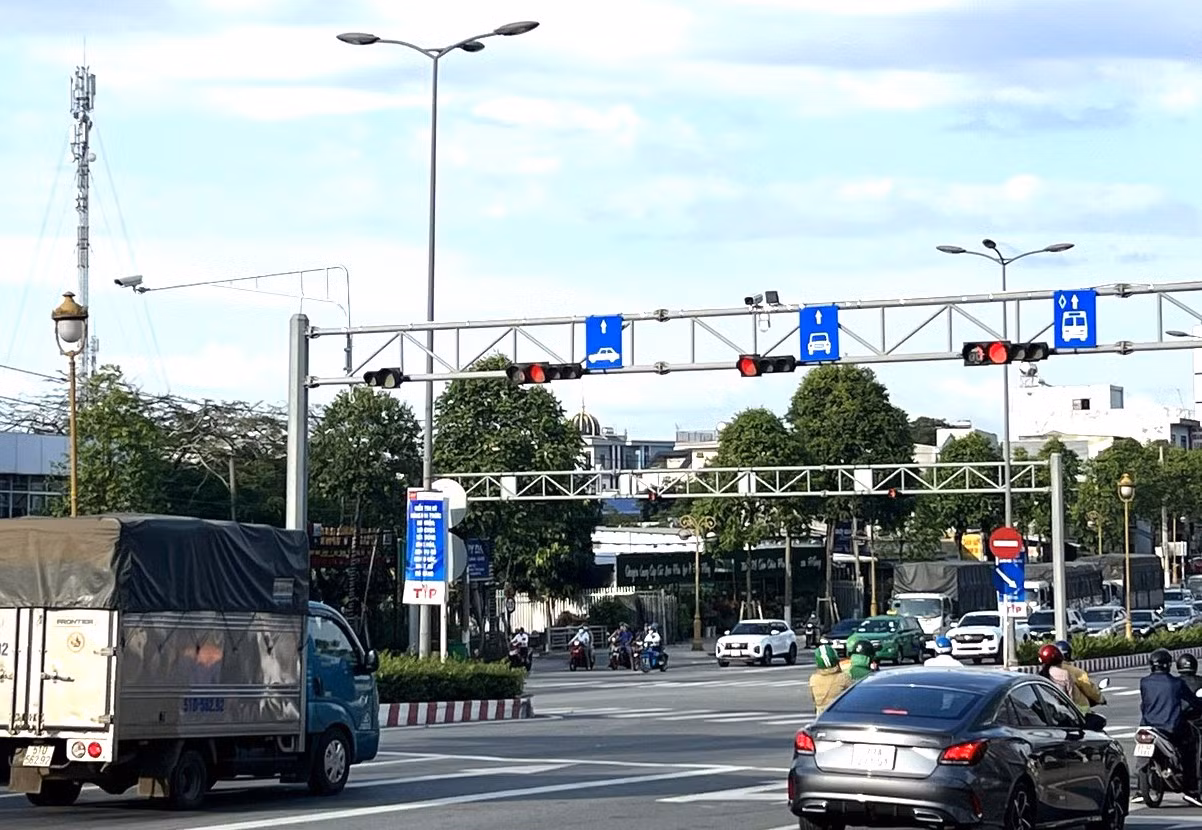 Đường Phạm Ngọc Thạch được gắn camera thử nghiệm đầu tiên