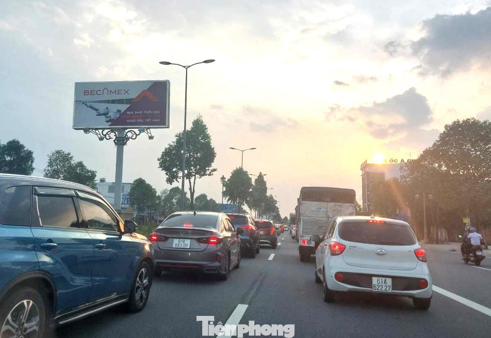 Đường Phạm Ngọc Thạch ùn ứ phương tiện kể từ khi cơ quan chức năng gắn camera phạt nguội (từ ngày 1/12). Tuyến đường có làn ưu tiên dành cho xe buýt. Đến nay, các phương tiện được phép trộn làn. Ảnh chụp khi phương tiện chưa được trộn làn.