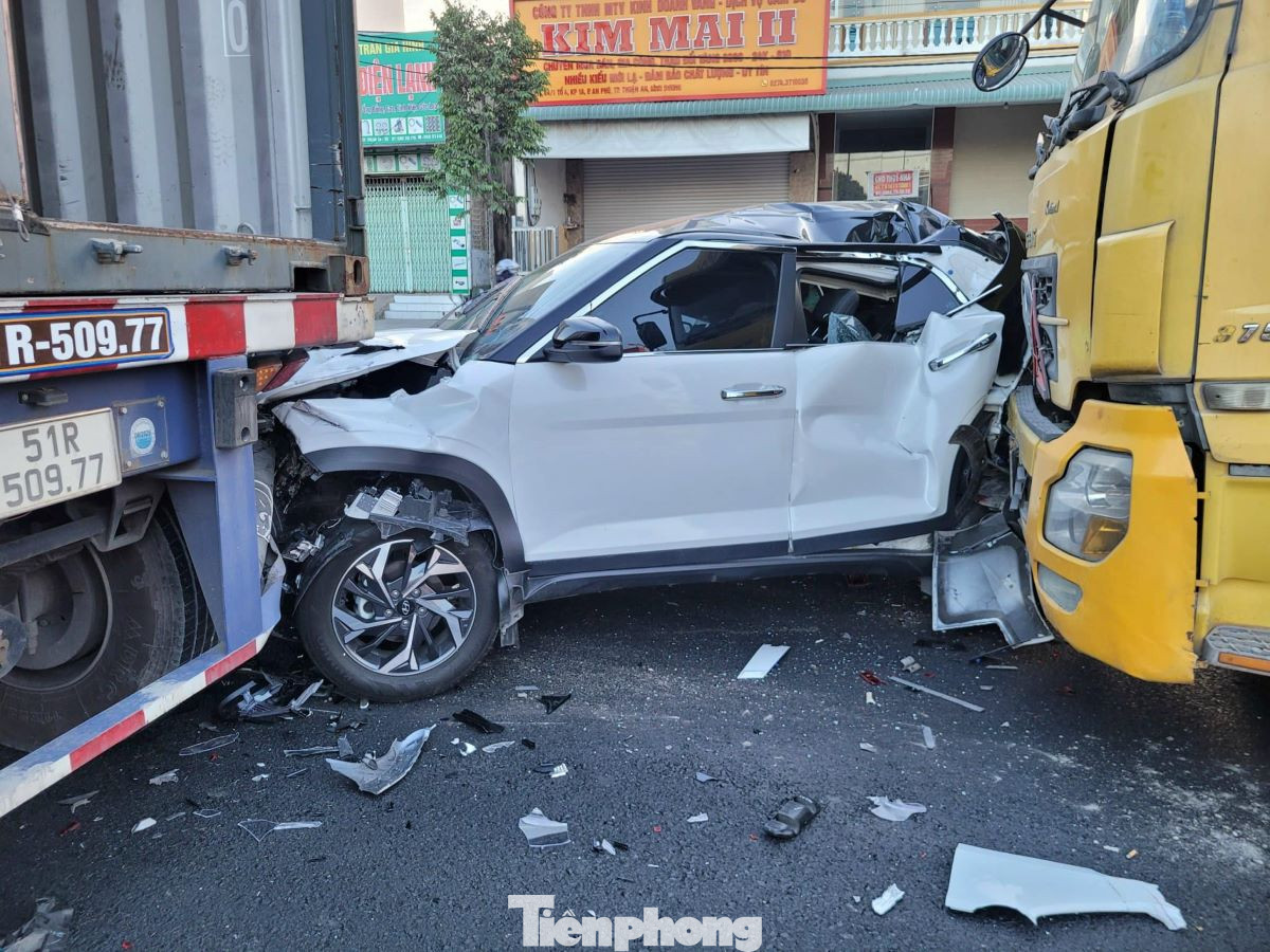 Ô tô 5 chỗ hư hỏng nặng sau tai nạn