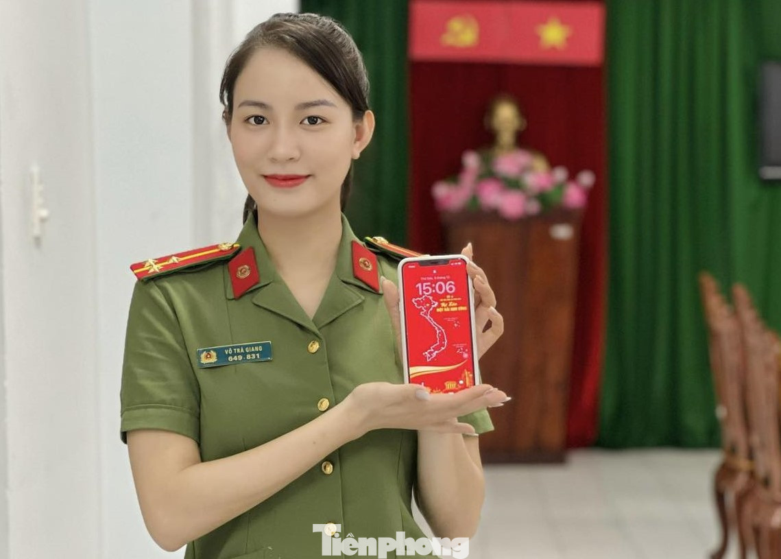 Tuổi trẻ công an Bình Dương cài đặt bản đồ Việt Nam trên hình nền điện thoại. Tuổi trẻ công an Bình Dương cài đặt bản đồ Việt Nam trên hình nền điện thoại.