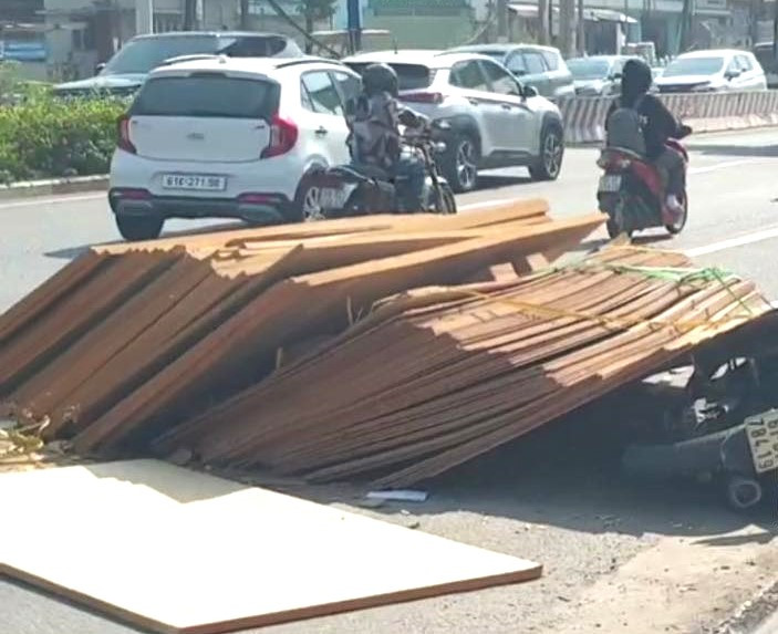 Xe máy bị hàng chục tấm ván ép đè bẹp.