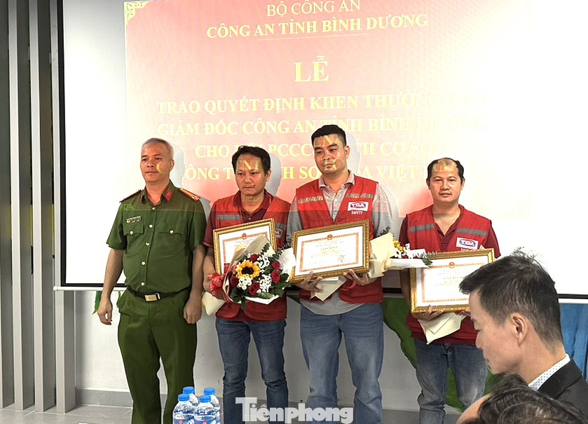 Khen thưởng cá nhân xuất sắc dập tắt đám cháy tại Công ty TNHH Sơn Toa Việt Nam