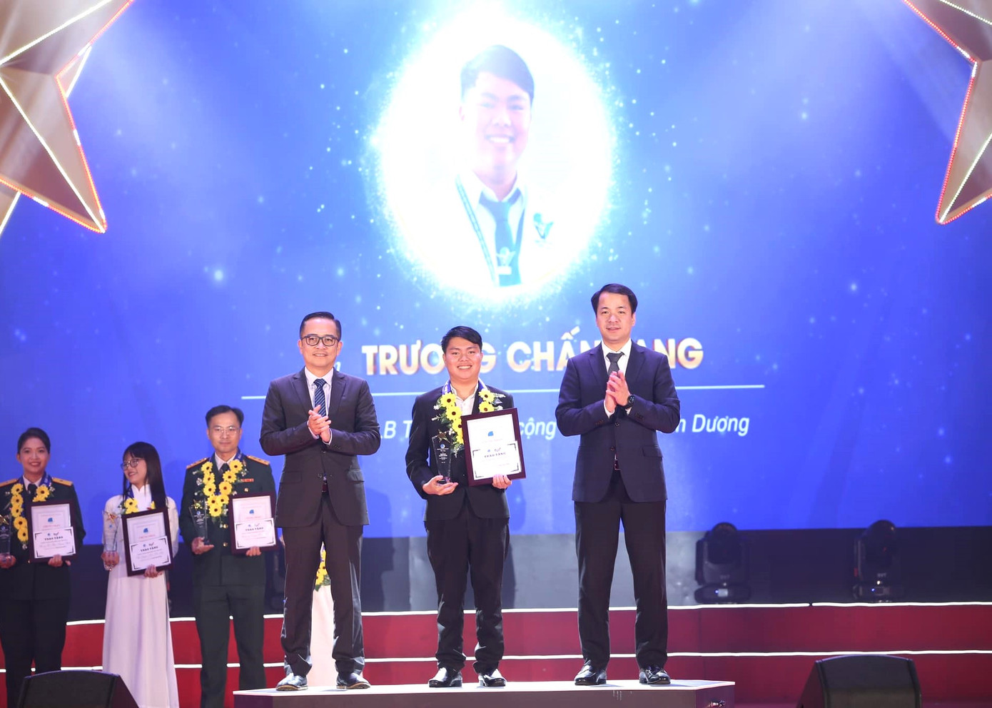 Trương Chấn Sang nhận giải thưởng "Thanh niên sống đẹp" toàn quốc năm 2023. Trương Chấn Sang nhận giải thưởng "Thanh niên sống đẹp" toàn quốc năm 2023.