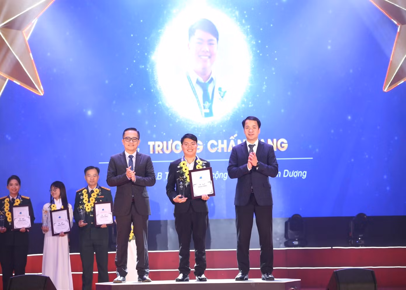 Trương Chấn Sang nhận giải thưởng "Thanh niên sống đẹp" toàn quốc năm 2023.