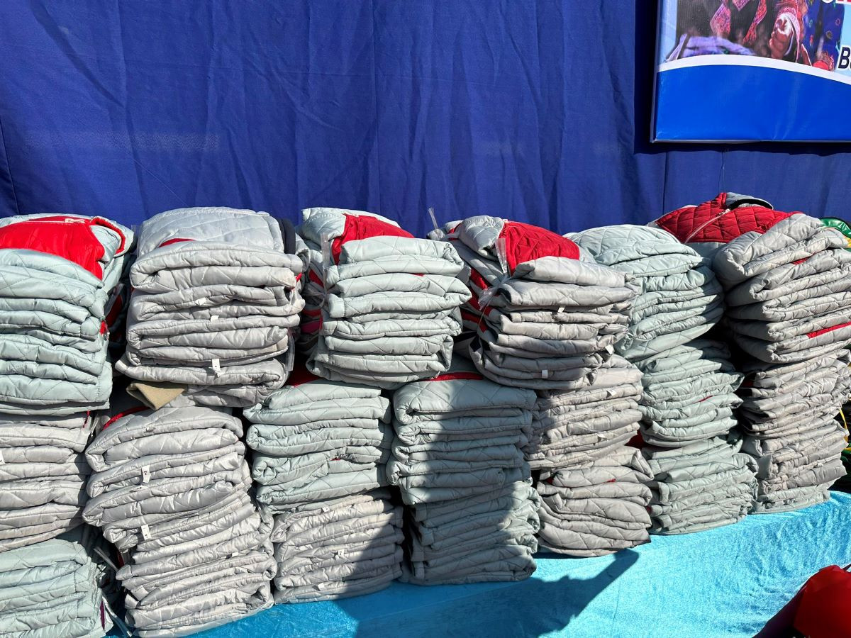 Tại Tuyên Quang, CLB tiếng Anh vì cộng đồng tỉnh Bình Dương trao tặng áo ấm cho tất cả các em nhỏ tại điểm trường chính của dự án Nuôi Em Tuyên Quang tại trường mầm non Yên Lâm (huyện Hàm Yên, Tuyên Quang); tặng bánh kẹo và quà cho các em nhỏ, tổ chức trò chơi. Tại Tuyên Quang, CLB tiếng Anh vì cộng đồng tỉnh Bình Dương trao tặng áo ấm cho tất cả các em nhỏ tại điểm trường chính của dự án Nuôi Em Tuyên Quang tại trường mầm non Yên Lâm (huyện Hàm Yên, Tuyên Quang); tặng bánh kẹo và quà cho các em nhỏ, tổ chức trò chơi.