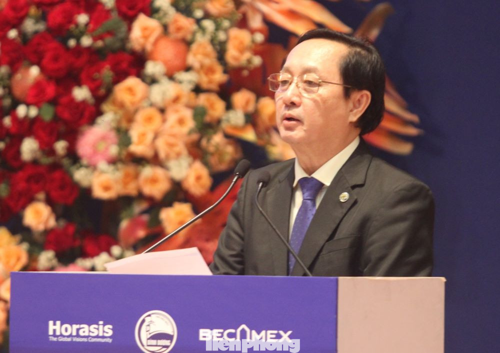 Bộ trưởng Bộ Khoa học và Công nghệ Huỳnh Thành Đạt phát biểu. Bộ trưởng Bộ Khoa học và Công nghệ Huỳnh Thành Đạt phát biểu.