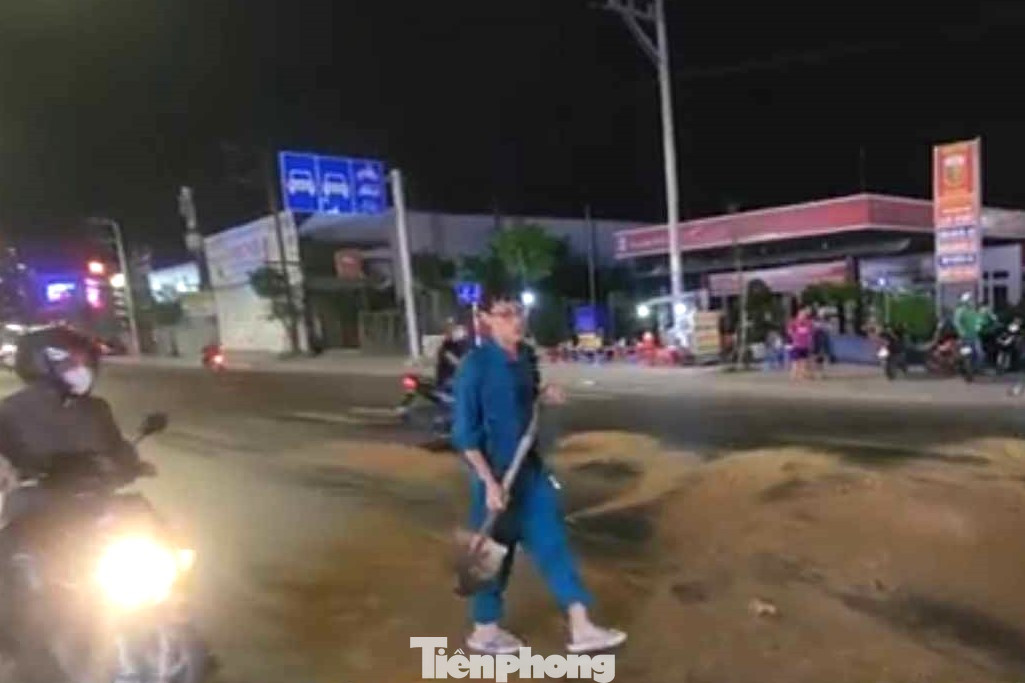 Lực lượng chức năng rải cát xuống đường để giảm trơn trượt