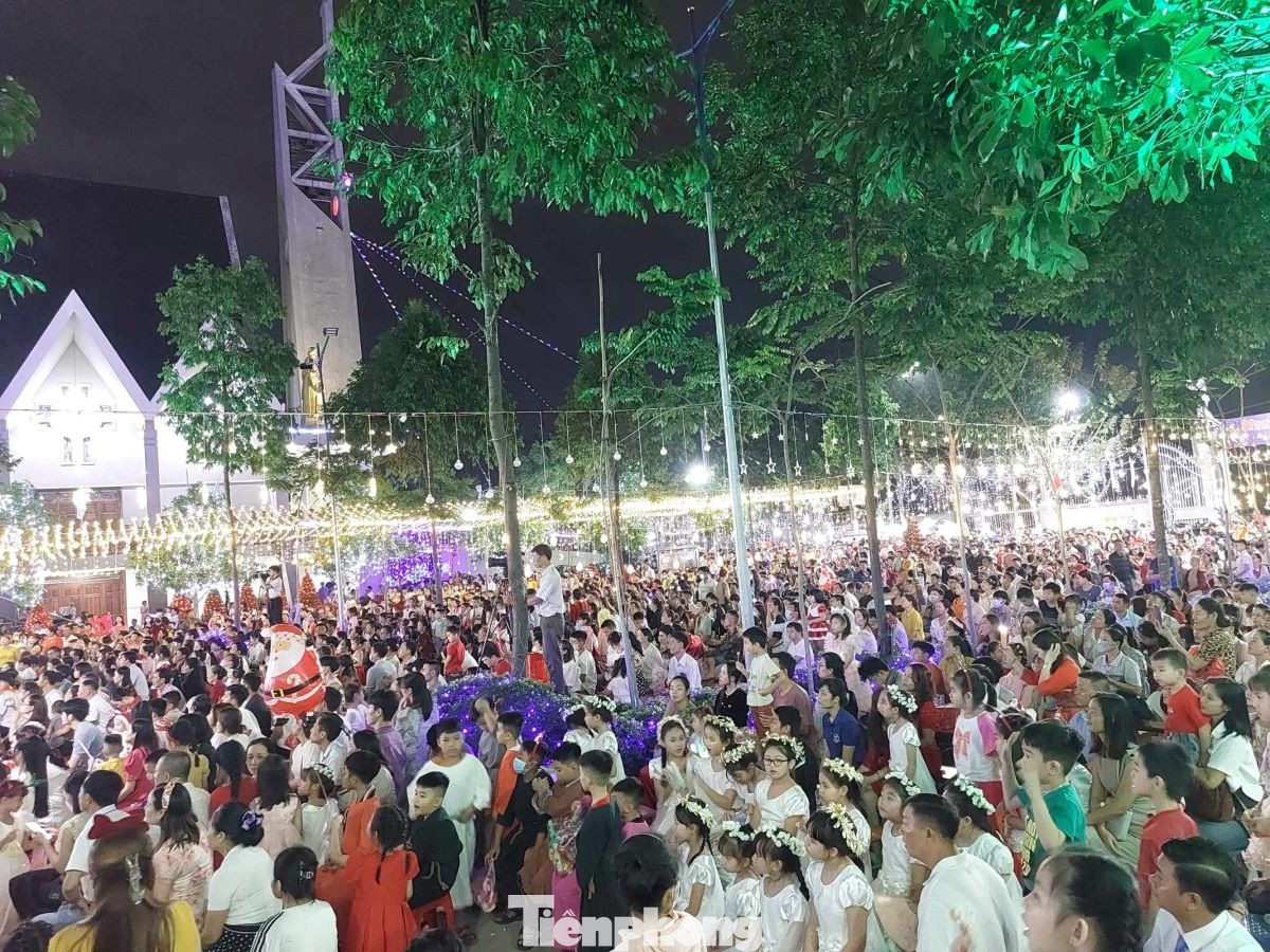 Người dân xem ca đoàn ca hát tại Nhà thờ Thánh Giuse, thành phố mới Bình Dương.