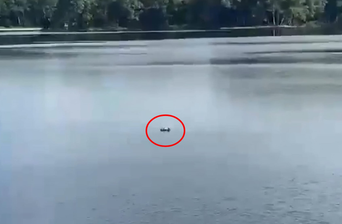 Thi thể nam giới trôi trên hồ nước