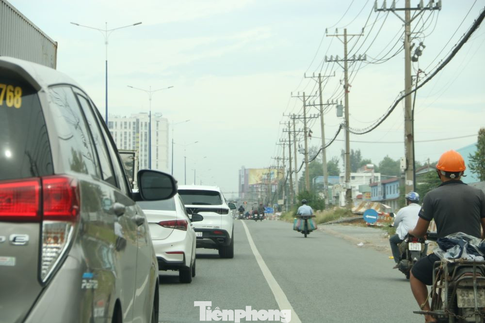 Vào giờ cao điểm, quốc lộ 13 nhiều điểm xảy ra ùn ứ, do đó việc nâng cấp từ 6 làn lên 8 làn là cần thiết.