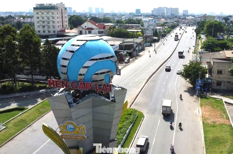 Quốc lộ 13 từ TPHCM (giao Quốc lộ 1A) qua địa bàn tỉnh Bình Dương đến Cửa khẩu Quốc tế Hoa Lư thuộc tỉnh Bình Phước (đi qua 3 tỉnh/thành phố) dài 142,2 km.