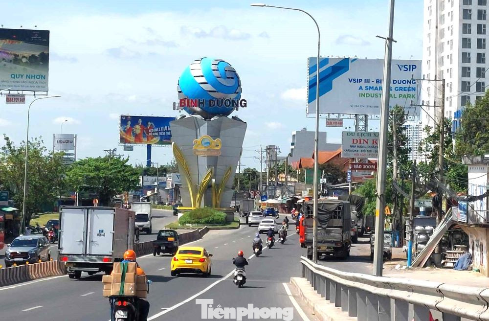 Cổng chào tỉnh Bình Dương hướng từ TPHCM đến Bình Dương.