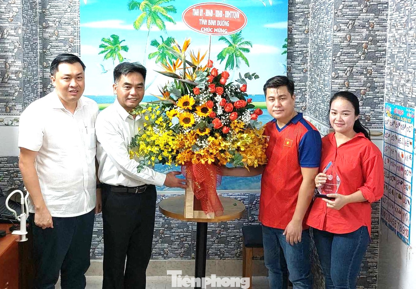 Lãnh đạo tỉnh Bình Dương tặng hoa chúc mừng kỳ thủ Lại Lý Huynh Lãnh đạo tỉnh Bình Dương tặng hoa chúc mừng kỳ thủ Lại Lý Huynh