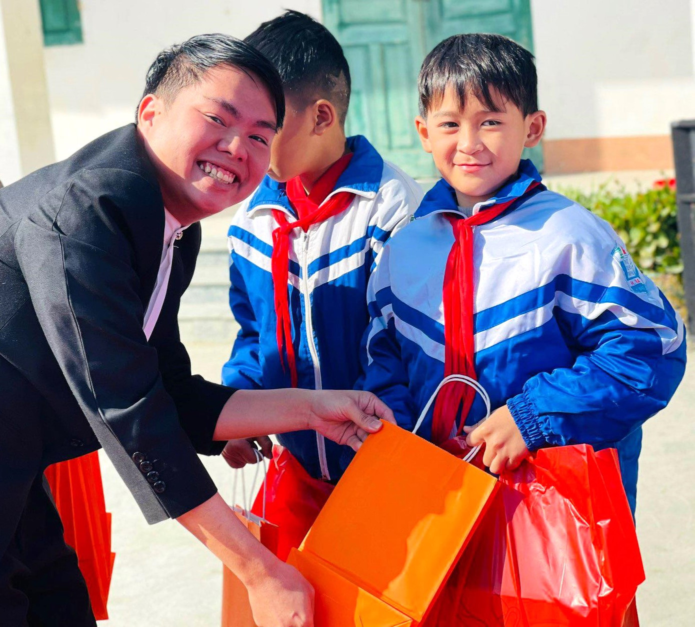 Ngoài ra, chương trình hướng nghiệp "Định vị bản thân" cho gần 200 Đoàn viên, thanh niên tại Trung tâm GDTX và GDNN huyện Na Rì, trao tặng 10 suất học bổng "SHARE LOVE - GIVE HOPE" cho đoàn viên, thanh niên tại trung tâm. Ngoài ra, chương trình hướng nghiệp "Định vị bản thân" cho gần 200 Đoàn viên, thanh niên tại Trung tâm GDTX và GDNN huyện Na Rì, trao tặng 10 suất học bổng "SHARE LOVE - GIVE HOPE" cho đoàn viên, thanh niên tại trung tâm.