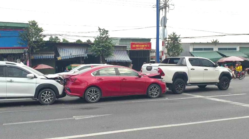 Các phương tiện xảy ra va chạm tại khu vực ngã tư có đèn tín hiệu giao thông. Các phương tiện xảy ra va chạm tại khu vực ngã tư có đèn tín hiệu giao thông.