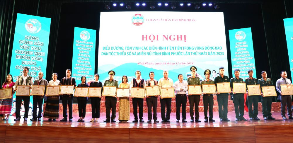 Tặng bằng khen tập thể, cá nhân điển hình tiên tiến trong vùng đồng bào DTTS và miền núi Tặng bằng khen tập thể, cá nhân điển hình tiên tiến trong vùng đồng bào DTTS và miền núi