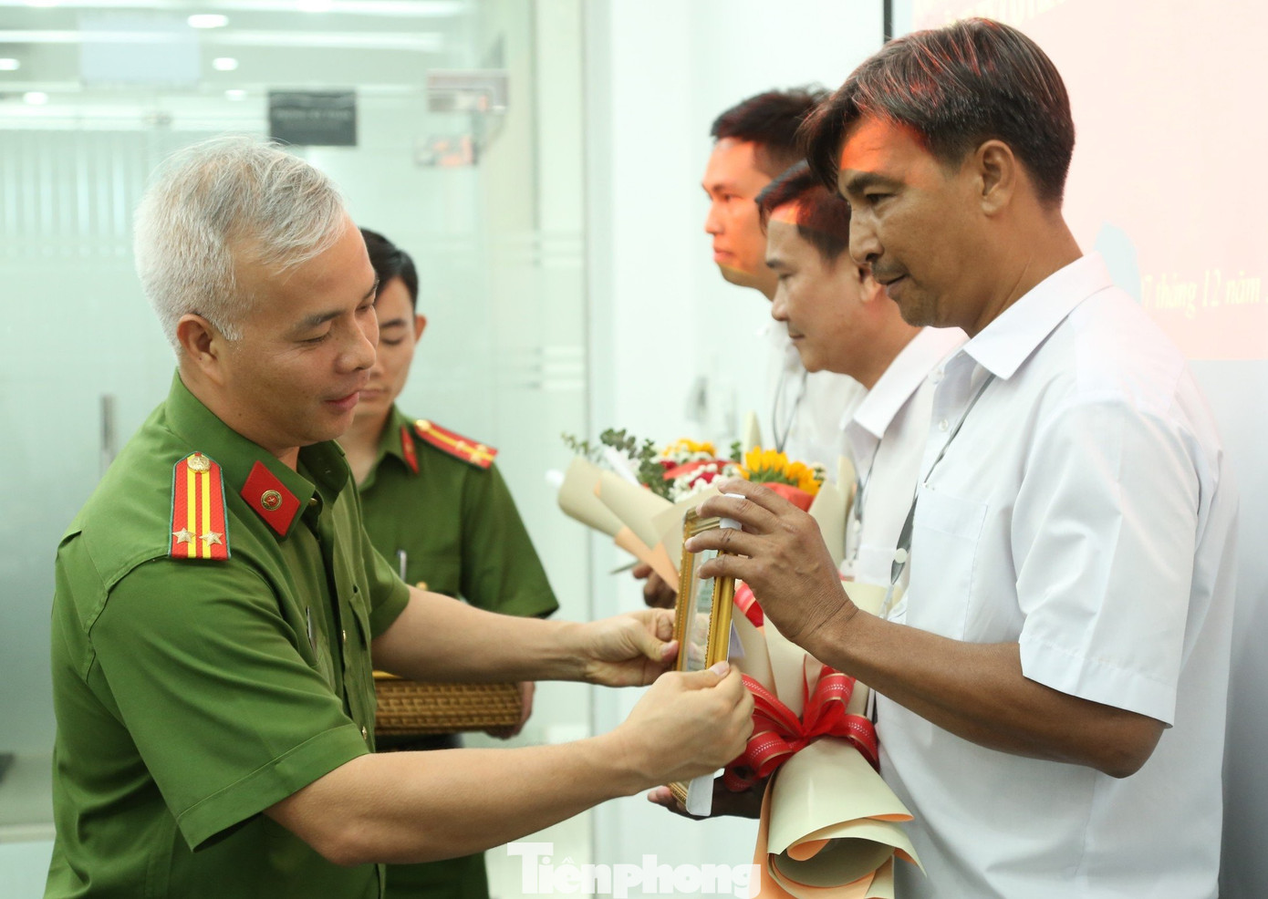 Khen thưởng tập thể, cá nhân xuất sắc dập tắt đám cháy tại nhà máy Công ty Cổ phần cà phê hòa tan Trung Nguyên